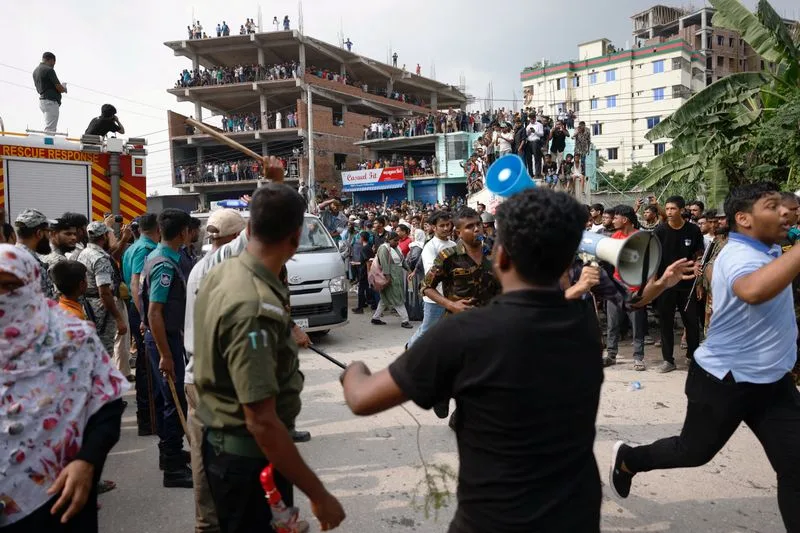 Número de mortos sobe para 19 após queda de avião sobre faculdade no Bangladesh