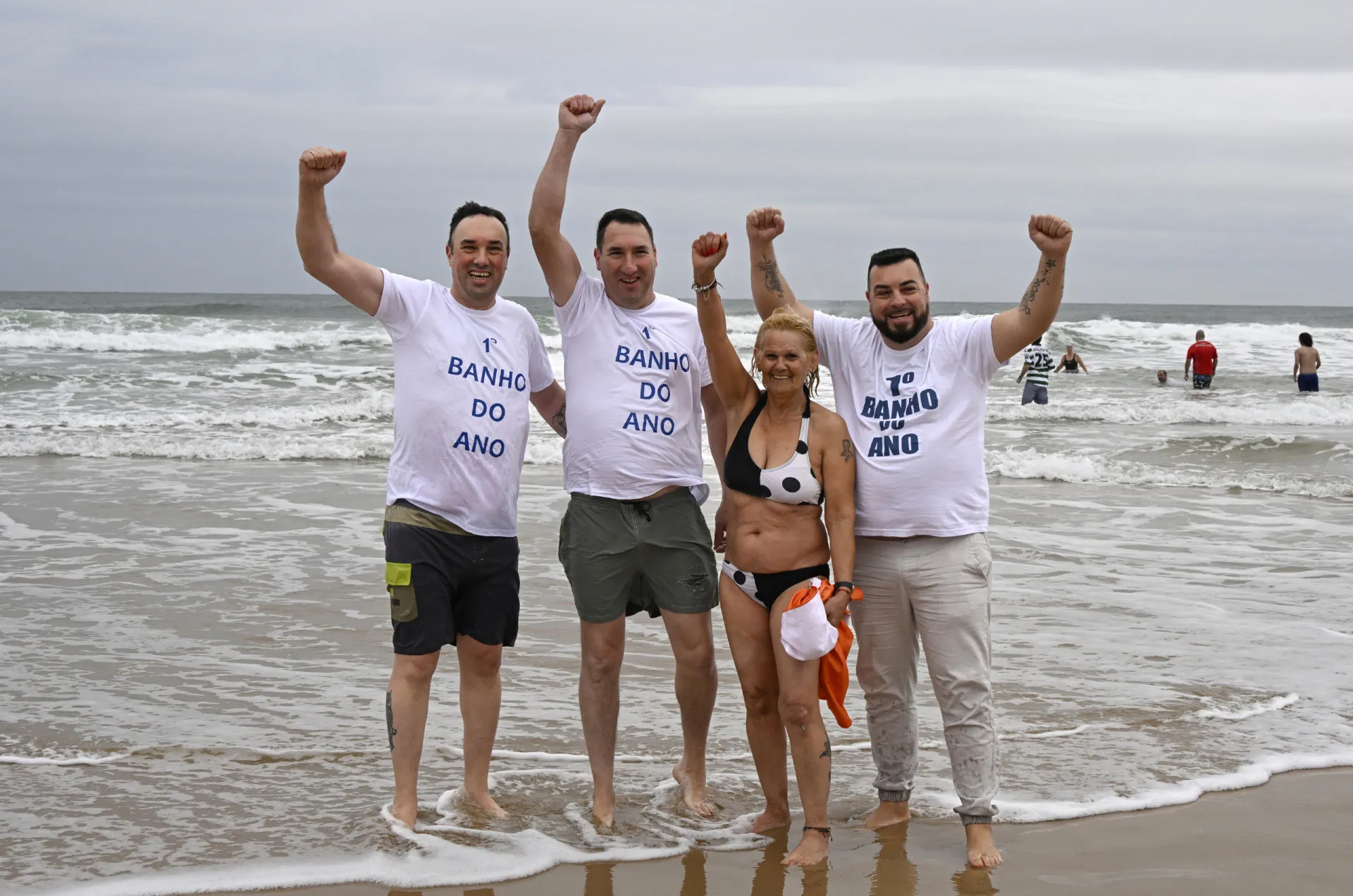 Um mergulho em 2026! As imagens do primeiro banho do ano em Carcavelos