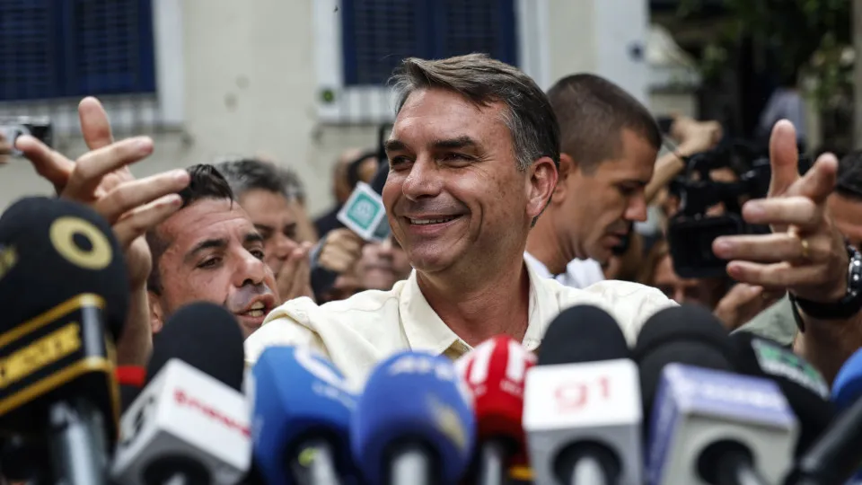 Flávio Bolsonaro “muito feliz” com resultado decreta “fim da era do PT”